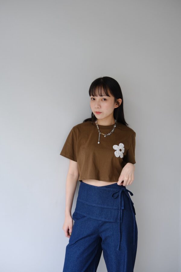 nomo ꕤ   小花飛揚！小花logo格子造型短版上衣 （S/M/L）咖