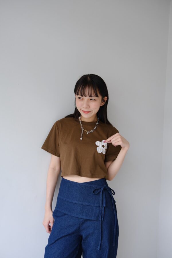nomo ꕤ   小花飛揚！小花logo格子造型短版上衣 （S/M/L）咖
