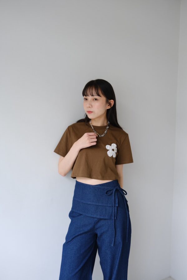 nomo ꕤ   小花飛揚！小花logo格子造型短版上衣 （S/M/L）咖