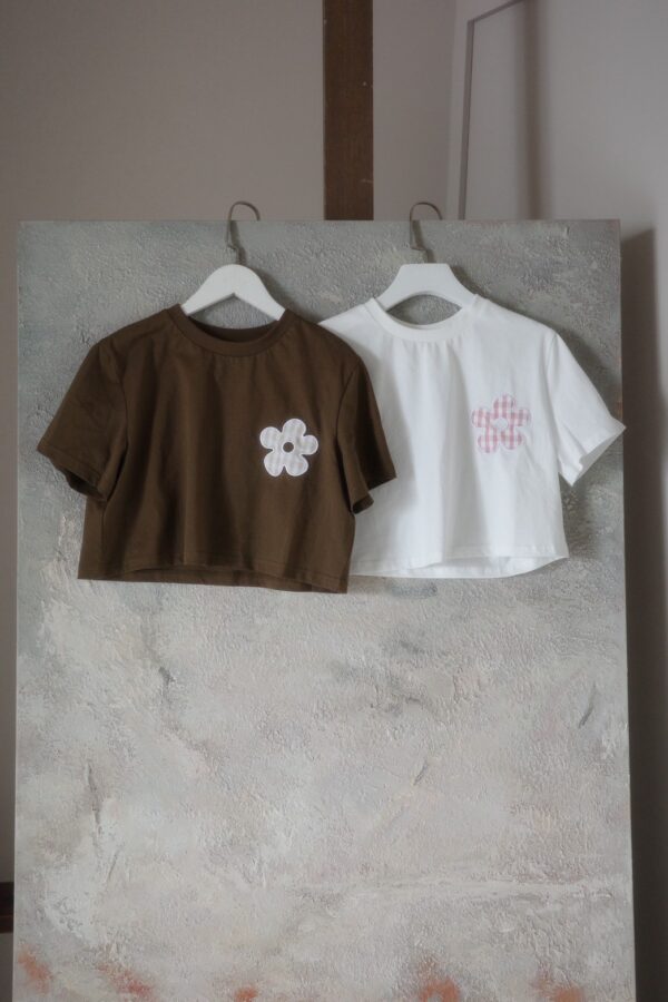 nomo ꕤ   小花飛揚！小花logo格子造型短版上衣 （S/M/L）咖
