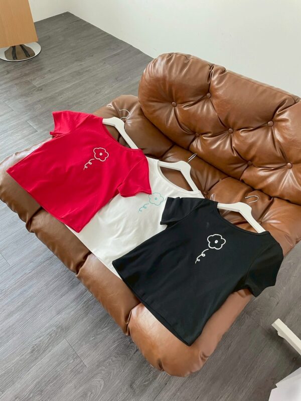 nomo ꕤ 城市微光！光澤印製小花logo短袖T恤（S/M/L） 紅