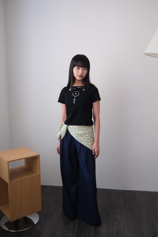 nomo ꕤ 城市微光！光澤印製小花logo短袖T恤（S/M/L） 黑