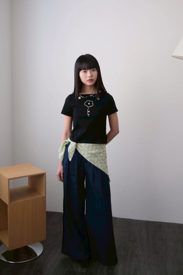 nomo ꕤ 城市微光！光澤印製小花logo短袖T恤（S/M/L） 黑