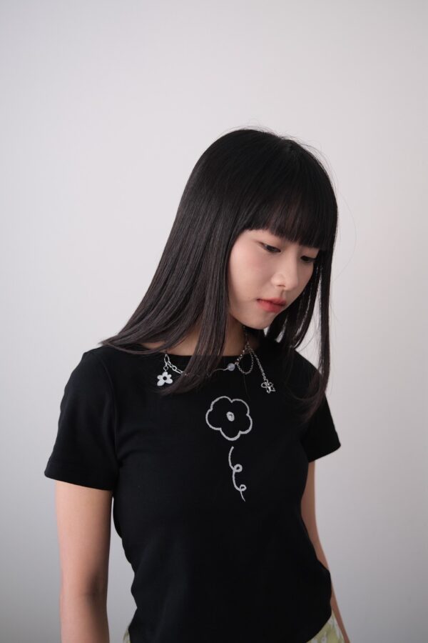 nomo ꕤ 城市微光！光澤印製小花logo短袖T恤（S/M/L） 黑