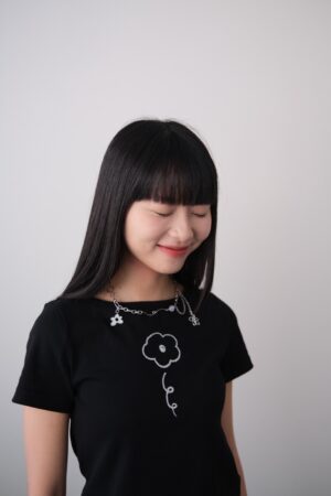nomo ꕤ 城市微光！光澤印製小花logo短袖T恤（S/M/L） 黑