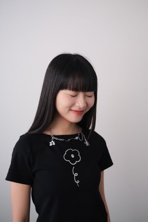 nomo ꕤ 城市微光！光澤印製小花logo短袖T恤（S/M/L） 黑