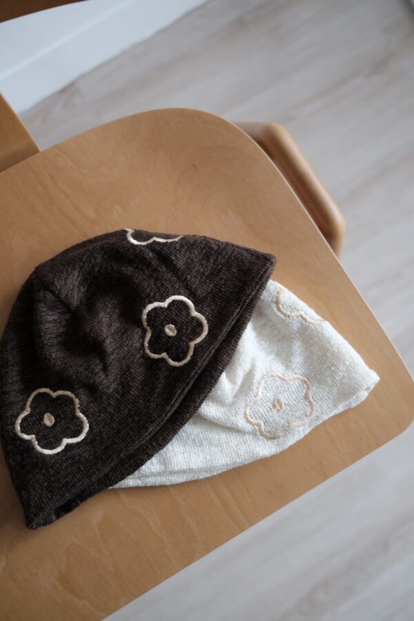 nomo ꕤ 冬日花開！彈性針織花花毛帽 咖色