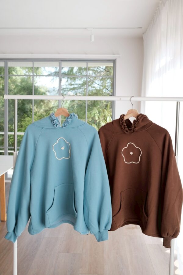 〔 ❗️限量預購 〕nomo ꕤ 野花拾光！花花Logo拇指袖帽T 藍