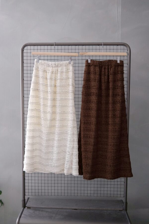 nomo ꕤ 紋理漫流！層次後開衩織紋長裙（Ｓ/M/L）米白