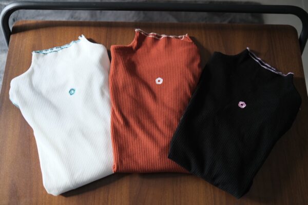 nomo ꕤ 花影呢喃！小花刺繡坑條上衣（S/M/L）黑