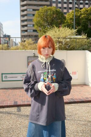 nomo ꕤ 旅途畫信！聯名印花大學T 灰