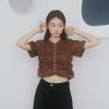 ❗️限量預購❗️慵懶漫步！排釦設計短版皺褶短袖上衣（S/M/L）咖