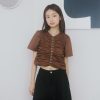 ❗️限量預購❗️慵懶漫步！排釦設計短版皺褶短袖上衣（S/M/L）咖