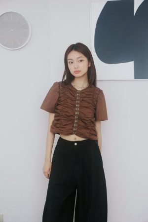 LINE_ALBUM_202692_260903_37 ❗️限量預購❗️慵懶漫步!排釦設計短版皺褶短袖上衣(S/M/L)咖